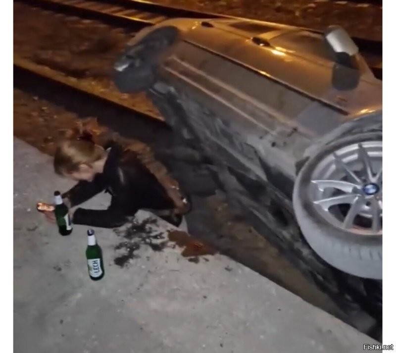 Вот я бы, на её месте, так бы не стоял. 

Походу, они бухие.