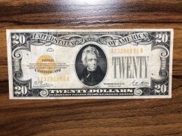 люди не понимают разницу между деньгами, банкнотами и валютой
деньги - это упрощенно измеритель стоимости, сам имеющий реальную стоимость
в мировой экономике деньги считались эквивалентом золота и во многих странах ты мог спокойно поменять бумажную банкноту (по сути рассписку) на соотвествующее количесто золото.
Все страны мира отказались от этой практики, последними была Швейцария в 1999 году и сейчас в мире не осталось денег совсем.
Есть только банкноты привязанные не к деньгам, а к ничем не обеспечной валюте
fiat currency
вот посмотрите на старые 20ти долларовую банкноту, которая была деньгами
надпись внизу:
двадцать долларов золотой монетой, подлежащей оплате предъявителю по требованию

сравните с любыми банкнотами на руках

а также царские деньги: