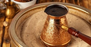 Песок, как бы, не в турку сыпать предлагали, а в сковородку.