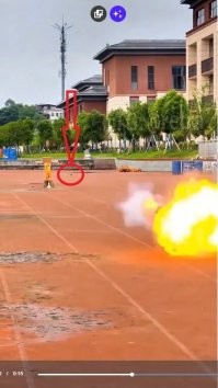 Ну если по кадрово смотреть, то вылетает какая-то палка, летит в сторону мишени в верхнюю часть, а потом подрыв снизу петардой, которая при этом улетает вертикально вверх. Грубо говоря, постреляли пистонами, в принципе, показали что может стрелять. Если зарядить настоящий выстрел, в танк точно попадёт.