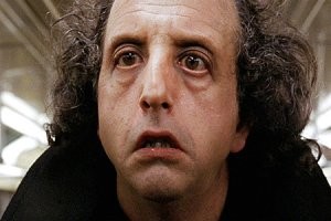 Винсент Скьявелли. Необычная фактура Скьявелли (высокий рост 198 см, удлинённая голова со специфическими чертами лица, длинные руки с длинными тонкими пальцами и т. д.) была обусловлена синдромом Марфана. Поэтому артисту в основном предлагались роли психически больных людей, с уродствами или роли, в которых комически обыгрывались детали такой внешности.