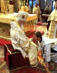 Опытный наставник обучает молодого специалиста основам целования