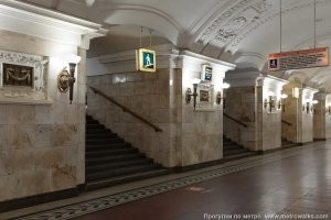 или так. можно конечно предположить что ход эскалатора меняют в зависимости от потока, но как быть с табличками указывающими идти именно по левой стороне(переход с кольцевой на калужско рижскую который я помню 40 лет)?