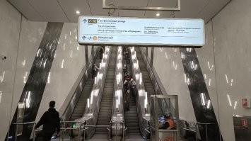 или так. можно конечно предположить что ход эскалатора меняют в зависимости от потока, но как быть с табличками указывающими идти именно по левой стороне(переход с кольцевой на калужско рижскую который я помню 40 лет)?