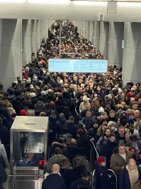 или так. можно конечно предположить что ход эскалатора меняют в зависимости от потока, но как быть с табличками указывающими идти именно по левой стороне(переход с кольцевой на калужско рижскую который я помню 40 лет)?