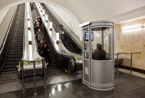 или так. можно конечно предположить что ход эскалатора меняют в зависимости от потока, но как быть с табличками указывающими идти именно по левой стороне(переход с кольцевой на калужско рижскую который я помню 40 лет)?