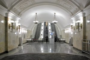 или так. можно конечно предположить что ход эскалатора меняют в зависимости от потока, но как быть с табличками указывающими идти именно по левой стороне(переход с кольцевой на калужско рижскую который я помню 40 лет)?
