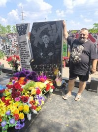 если типаж внешне и подходит с натяжкой, то голос точно нужно переозвучивать
ну и ужимки КалОгривого перебарщивают
Юра все ж побрутальнее был
был этим летом на его могиле, все просто, без пафоса, как и сам Юрец при жизни