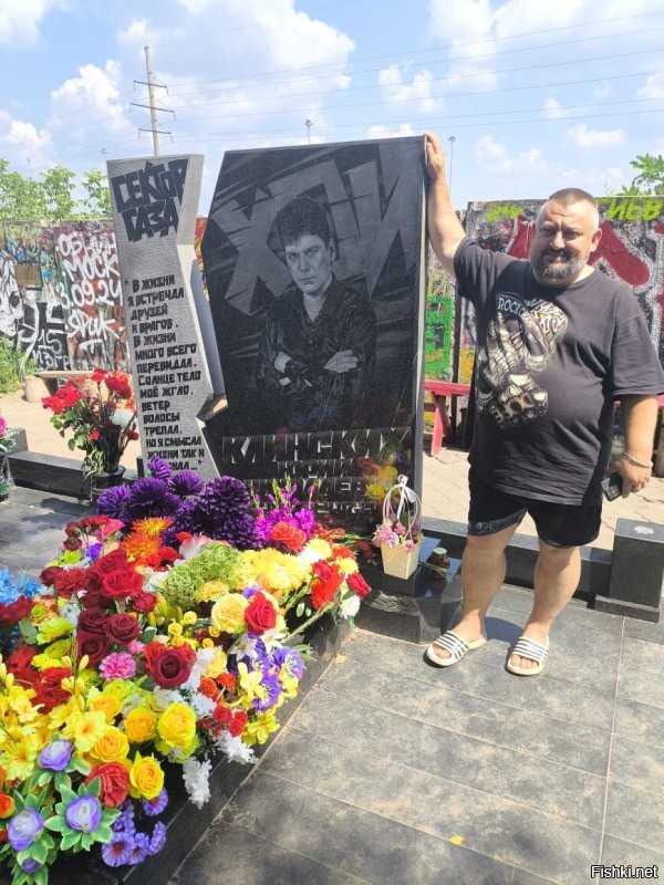 если типаж внешне и подходит с натяжкой, то голос точно нужно переозвучивать
ну и ужимки КалОгривого перебарщивают
Юра все ж побрутальнее был
был этим летом на его могиле, все просто, без пафоса, как и сам Юрец при жизни