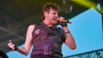 Ъля, ну есть же замечательная Калининградская группа "Роковой год". Солист Сергей Рогулев и внешне и голосом похож на Юрия Клинских. Науя этому калогривому полупокеру роль отдали?