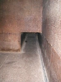Ну, конкретно в этом ничего загадочного нет.  Много ручного труда,и всё.
Есть шедевры,которые реально наука обьяснить не может..