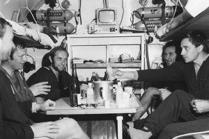 Сопляк  он по сравнению с нашими:  еще в 60-х шли в СССР эксперименты по жизни под водой - проект "Садко", "Черномор" и пр.