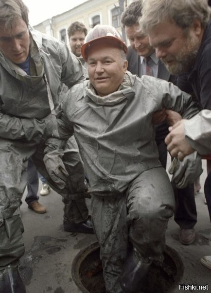 "Мэр Москвы Юрий Лужков перед путешествием под московскими мостовыми, 1994 год".

99 %, что это не перед, а уже после "путешествия".