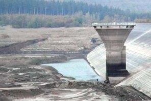 Водосброс плотины Монтичелло в Калифорнии. После строительства и до начала заполнения водохранилища + вид снизу в сухую погоду.
А так он выглядит сверху большую часть времени.