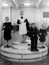 В тоталитарном СССР кей-джи-би заставляло детей стоять в магазинах в качестве мебели, пока их родители трудятся в Gulag.