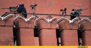 С какого перепугу им прятаться? Вот на параде на Красной площади они стояли. И все понимают, что нефига провоцировать.