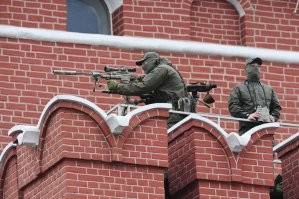 С какого перепугу им прятаться? Вот на параде на Красной площади они стояли. И все понимают, что нефига провоцировать.