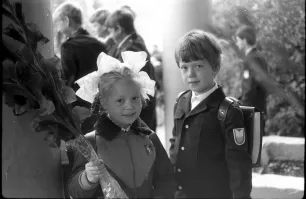 У нас в Латвии такая же, как у этого парня, школьная форма была. Очень уважал пионерский галстук к ней. Вообще школьные годы с теплом вспоминаю. Пионерия... Походы с ночёвкой и с кострами. Песни пионерские под гитару. Сладкое и тёплое время было. Реально счастливое детство.