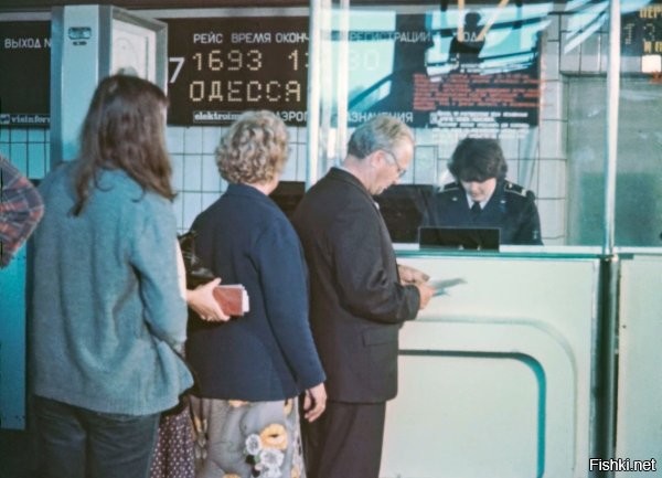 В который раз лечу Москва   Одесса…
Опять не выпускают самолёт.
А вот прошла вся в синем стюардесса, как принцесса,
Надёжная, как весь гражданский флот.