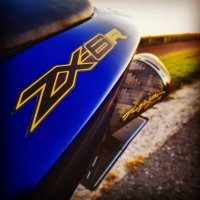 Я отъездил лет 7 на шестисотке, потом на 636, последняя была литр. Ездил в основном по трассе. Девушка жила в 120 км от меня. Приходилось скакать по несколько раз в неделю. Нормально всё с шестисоткой. Первый был ZZR ровно 100 л/с. В принципе достаточно чтобы ехать довольно активно. Если очень спешил, то 200+ спокойно можно ехать. И обгонять можно ходом. Если едешь 140-150 и надо быстро обогнать, то да, пару передач можно скинуть вниз. Ninja ZX6R 145 л/с + 10 прямоток Two Brothers. Это уже другая история. Суперспорт. Другая мощность, другая масса, другая рулёжка. Там можно уже было с шестой не переключать. Мощности/массы хватало. 
Про литр речи нет. 200 л/с на 200 кг массы.
Шестисотки на повседневные нужды вполне достаточно. Пример из жизни. Я, когда искал замену шестисотке, нашёл у нас в Курске Suzuki GSX-R 1000. Состояние идеальное просто. Спрашиваю у хозяина, а чего, мол, продаёшь? Он говорит - А негде реализовать потенциал. Я всё время по городу.
Вот ему 600 самый раз. Вообще мот, как и авто, нужно подбирать под конкретные нужды. Мне, кстати, было комфортно на всех. Суперспорты конечно своеобразные звери, но и к ним привыкаешь. Я знаю ребят, которые на Yamaha R1 ездили на юг.
Фото в хронологическом порядке.