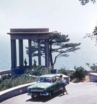 Это ротонда в Алупке, рядом со станцией канатной дороги на Ай-Петри (которая сейчас тоже закрыта и не работает).