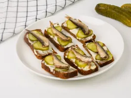 Хлебушек лучше пожарить и натереть чесноком. Огурцы нужны солёные. Крупную шпротину. И ничего не скручивать.