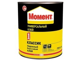 Пожилой мужчина бегает марафоны, удерживая ананас на голове