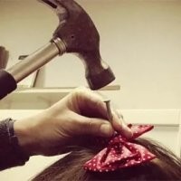 Пожилой мужчина бегает марафоны, удерживая ананас на голове