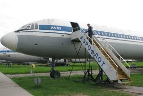 А что за штуки под кабиной у Ил-62? Помню на модели такие, но сколько я на этих самолях не летал, таких не было. На фото Ил-62 в музее в Жулянах