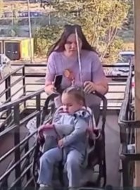 Над подъездами и пандусами обязательно надо устанавливать крышу, чтобы обезопаситься от таких вот идиотов