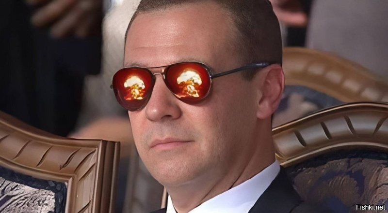 Слоняра да! Но я думаю, что он в "телегу" не совсем сам пишет, иначе уже пепел с ушей все черти стряхивали бы...