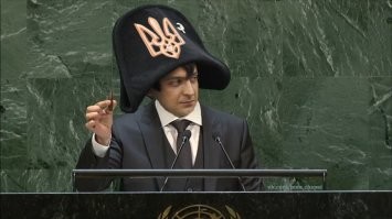 Да пиз,дец Токаеву !!!
А кто там слева , хрен его знает , ... Может клоун ???