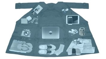 Для авиапассажиров изобрели пальто-чемодан
Австралийские дизайнеры изобрели пальто, в карманах которого могут помещаться предметы общим весом до 15 килограммов. Это должно помочь избежать проблем с ограничениями по весу на пронос вещей в салон самолета.
Австралийские дизайнеры изобрели пальто, в карманах которого могут помещаться предметы общим весом до 15 килограммов. Это должно помочь избежать проблем с ограничениями по весу на пронос вещей в салон самолета.

В пальто, получившее название Airport Jacket, встроено целых четырнадцать глубоких карманов. Его можно отрегулировать по длине и носить тремя разными способами: до бедер, до колен или до щиколоток.

Производители новинки уверяют, что при полной длине пальто может вместить в свои карманы два ноутбука, один планшет, две пары обуви, пару джинсов, пять футболок, джемпер и фотоаппарат, сообщает Mirror.

Вещи надо просто разложить по карманам. После завершения полета пальто при желании можно превратить в некоторое подобие спортивной сумки, где будут все так же аккуратно лежать все предметы.

Новинка отлично подойдёт для длительных перелётов, а также позволит туристу спокойно пережить пару дней в том случае, если по прибытии на место выяснится, что его основной багаж затерялся.

По словам автора идеи   дизайнера Энди Бенке из компании Juice Promotions Australia, в пальто помещается достаточное количество вещей, чтобы путешественник провел где-то несколько дней. При этом ему не надо будет беспокоиться, что сданный в багаж чемодан пропадет, или что за его пронос в самолет придется платить дополнительные деньги.

В настоящий момент изобретатели пытаются через Kickstarter собрать средства для начала промышленного производства новинки.

О реакции на данное изобретение со стороны авиакомпаний пока не сообщается.