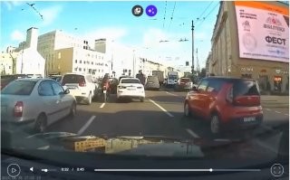 а нефиг по разделительной ехать. "9.9. Запрещается движение транспортных средств по разделительным полосам"