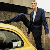 Джон Лебар   британский актёр, играющий Голема в сериале «Шерлок». Он хорошо известен по ролям в фильмах «Прометей», «Джек   покоритель великанов», «Больной дом» и «Лес Ордана». Его рост составляет 218 см, что примерно соответствует росту Питера Мейхью (Чубакки) в расцвете сил.