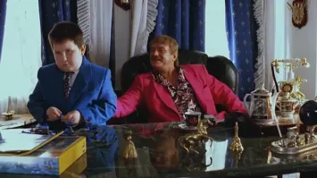 "Проще говоря, этот опасный охотник за головами всё же был неплохим отцом."

напомнило: