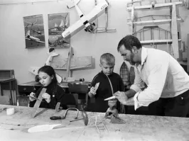 Вот это похоже на реальную мастерскую, в отличие от инсценировок в пионерских галстуках, панамках и шортиках. И на стене - настоящие "пилотажки" и "бойцовки". Девчонки только редкостью были в таких местах)