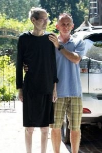 Ох уж эта народная медицина.  Кал младенца и моча девственницы и 2 часа молитвы для профилактики подагры ..  Тут ещё и верблюдам пописать спокойно не дадут. Казалось бы, 2025  год на дворе.

Не осуждаю человека-продавца урины, возможно его поступок вразумит многих, кто практикует какое-то мракобесие, вместо реальной медицины.  Стива Джобса им, как показательно примера - мало было, оказывается.  Тот тоже, долечился индийскими методами до метастаз.