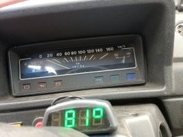 Они хоть раз, Окушачую приборку видели? 

И да, чекэнджин на карбовой машине...  
Молодёжь, наверное, и не знает, что такое карбюраторная машина. 

(У инжекторной Оки совсем другое торпедо.)