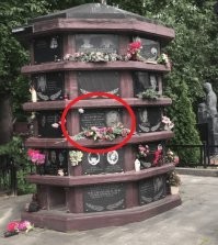 Согласен. Один из моих любимых актёров, какая игра, какие роли! Но вот я себя всё время спрашиваю - разве он не заслужил более достойного места упокоения?