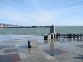 А вот эту колонну штормом поломало... (если память не изменяет, в 2010-ом).