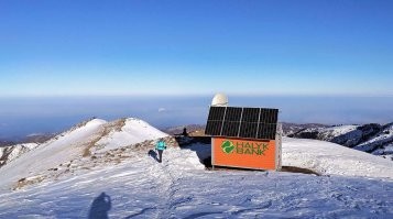 У нас в горах тоже домик поставили для туристов. В прошлом году зашёл туда = жесть... как будто варвары прошли - многое разбито, замусорено до предела, солнечные батареи и аккумуляторы не работают...