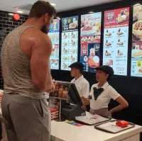 Мужик - да я тебя на кую вертел малявка, давай жрать быстрее...
Девка - ипать....  теперь я понимаю, что такое натянуть сову на глобус... яж лопну нахрен...