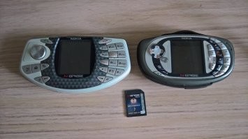 Была в своё время N-Gage QD (автор почему то умолчал что в посте речь идёт именно о QD. Первая Гага была ещё более неуклюжей) основная болезнь - это отслоение резиновой заглушки под "картриджи"(а по факту обычные MMC карты). Библиотека игр кстати ,хоть естественно и уступала Нинтендо, была отнюдь не скудной. Правда найти что то толковое там было проблематично. В основном шлак.