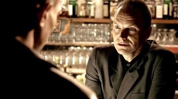 А про Стинга (Джей Ди- хозяин бара, отец Эдди) ничего.