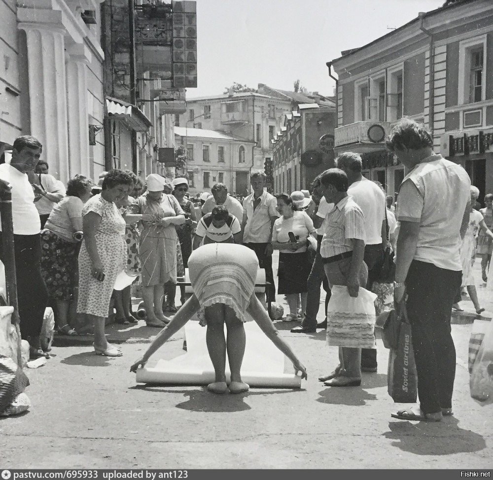1. Это бюро находилось прямо на авто-троллейбусной станции, возле касс.
2. Улица им. Игнатенко. 20 метров вперёд- о*уительная чебуречная, 50 метров вперёд - о*уительный пив-бар "Чарда".
3. Варьете "Ницца". На День Пионерии там делали "Сладкоежку" (сладости - пироженые, мороженые, суфле-*уйсле, желе-меле, чего там только не было... ). А сейчас там вроде как стаки на спорт, а с другой стороны - "бутик" со шмотками.
4.Санаторий "Минестерства обороны Ленинградского военного округа". В простонародье - "МО". Даже остановки так назывались официально.
5-6. Эта столовая сгорела в апреле месяце 2025 года.