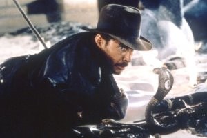 Китаянка упала в старый колодец со змеями и  провисела там, держась за стену, прежде чем ее спасли