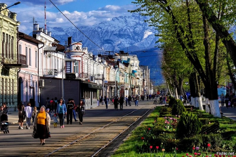 Так на фото 2-ой трамвай. Плюс Вы явно не ту улицу продемонстрировали.))