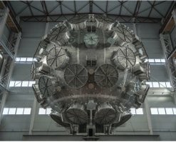 Ну, да сейчас только такие могут делать. И не понятно зачем главное. Пишут что она будет использоваться для экспериментов по управляемому термоядерному синтезу с инерциальным удержанием плазмы и для исследования свойств вещества при сверхвысоких давлениях и температурах. Фигня какая то, точно)