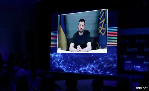 29 сентября, 13:53 



 
Зеленский заявил, что Лукашенко изолировался и «живет в своем мире»



Президент Украины Владимир Зеленский в ходе Варшавского форума по вопросам безопасности раскритиковал Александра Лукашенко в ответ на его слова о мирном урегулировании.

«Честно говоря, мне трудно реагировать на то, что говорит Лукашенко»,   заявил Зеленский.

Белорусский президент «живет в своем мире». «Он построил его, изолировался и живет три десятилетия в этом доме. Но это дом размером со страну»,   сказал Зеленский.

  
Напомним, ранее  Батька назвал Зеленского гнидой.